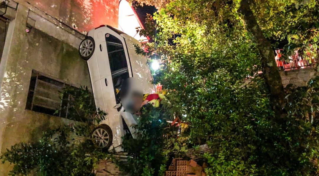 Jovens são resgatados após grave acidente na Willly Barth