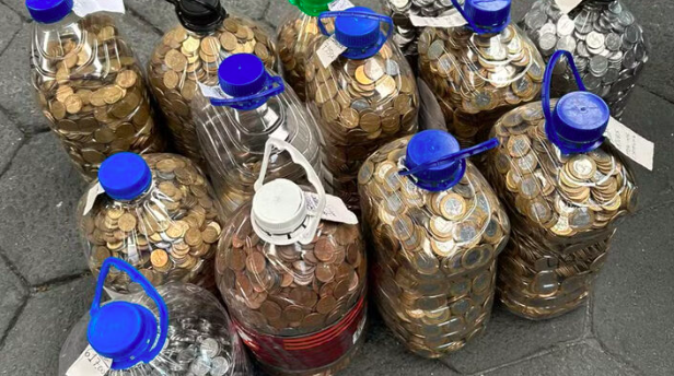 Homem chama atenção ao comprar carro com R$ 17 mil em moedas em SC