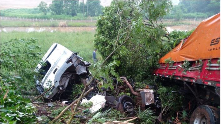 Saída de pista de carreta é registrada na BR-163