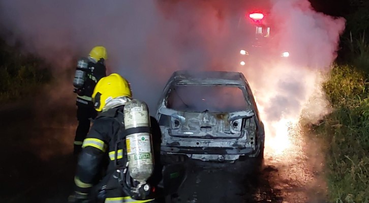 Automóvel fica destruído após pegar fogo