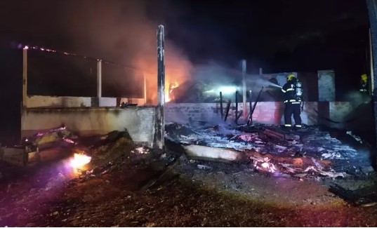 Incêndio em galpão de ordenha mata 15 animais