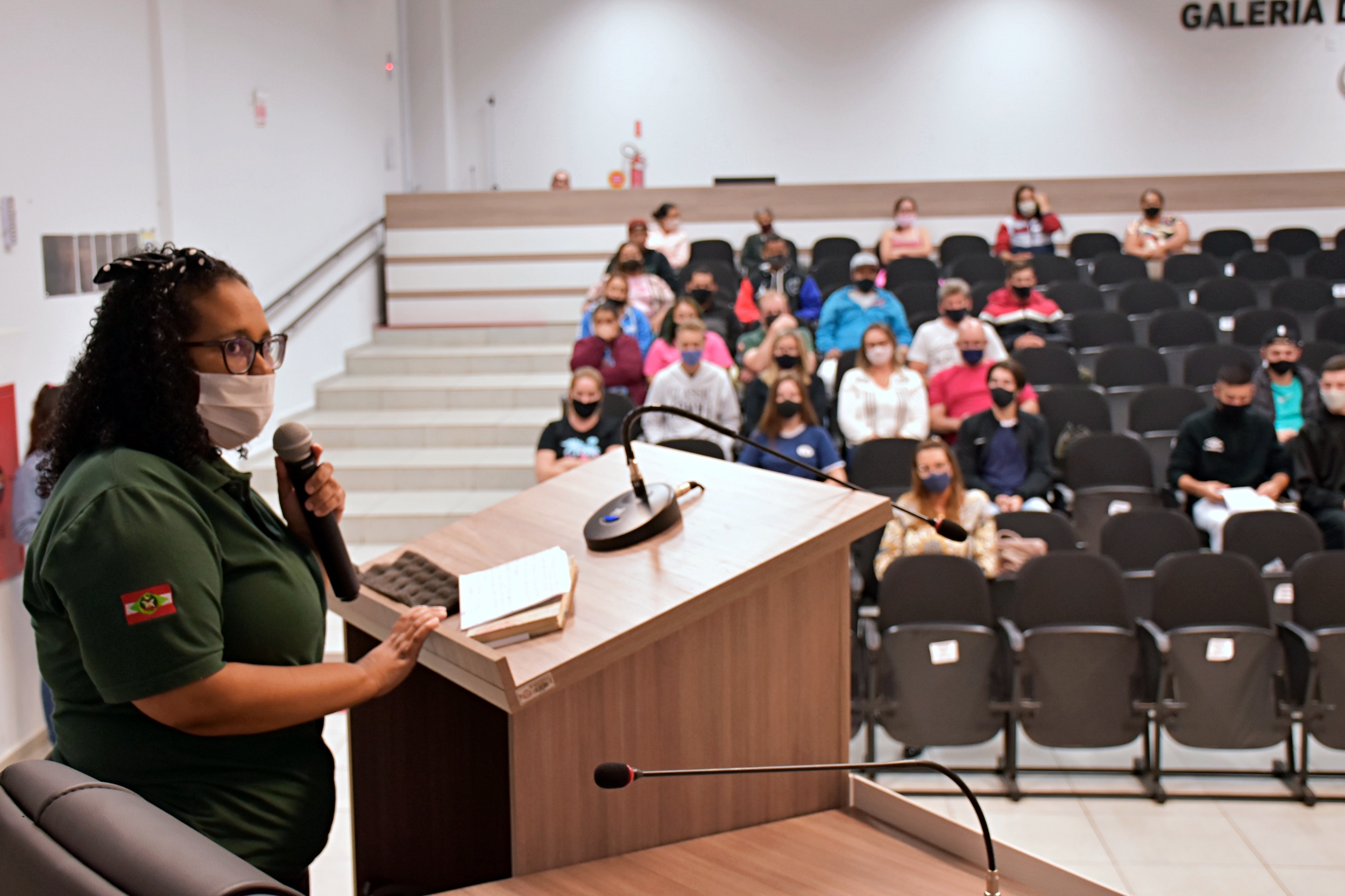 Professora e alunas da Escola Santa Rita apresentam na Câmara resultados do projeto "O nosso lixo de cada dia"
