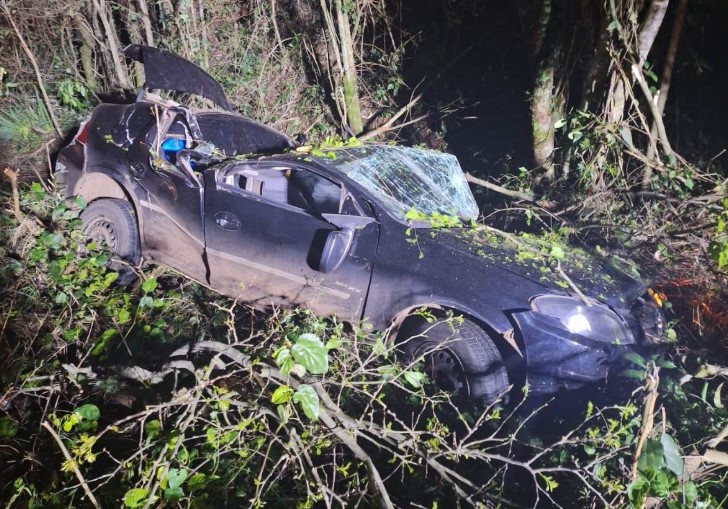 Motorista com sinais de embriaguez é ejetado de carro em capotamento na SC-480