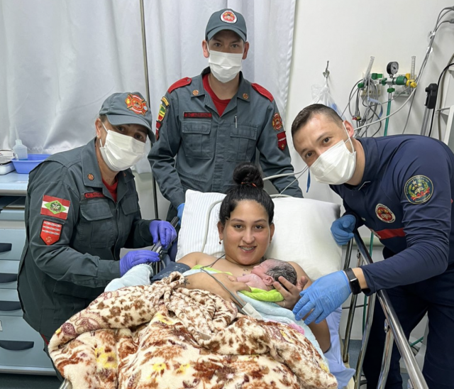 Bombeiros realizam parto de emergência dentro de residência