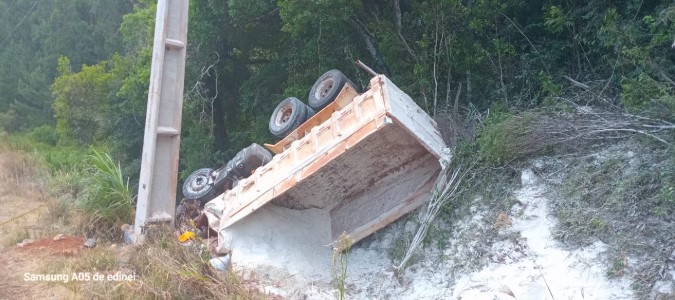 Motorista de 67 anos morre em capotamento de caminhão