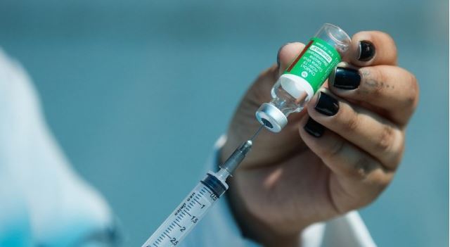 Vacinação de crianças e grupos de risco contra Covid é desafio em SC três anos após 1ª dose