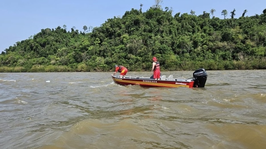 Homem foge de agressores a nado no Rio Uruguai, em Itapiranga