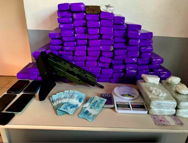 Submetralhadora e mais de 72 kg de drogas são apreendidas