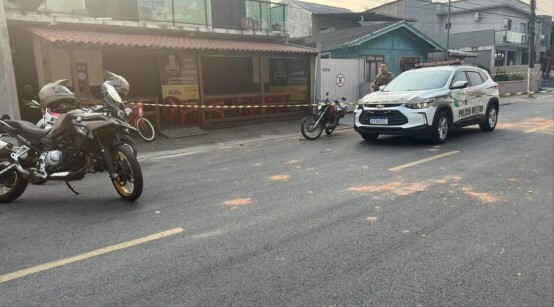 Após briga em frente a bar, homem tenta esfaquear policiais e morre
