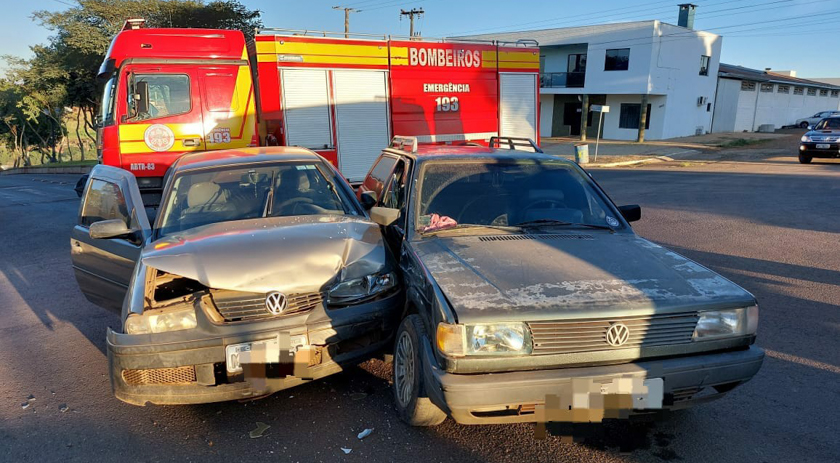 Carros colidem e quatro pessoas ficam feridas em São Lourenço do Oeste