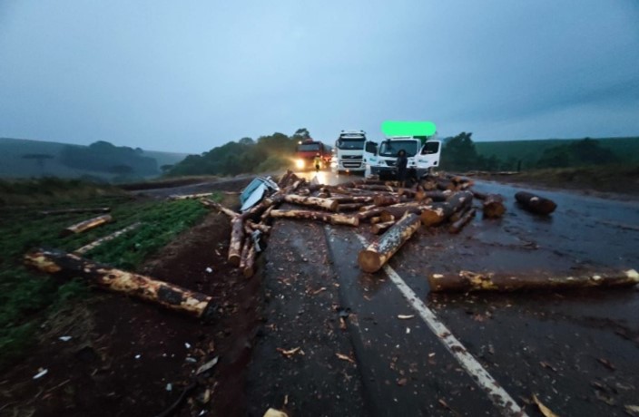 Tombamento de caminhão carregado com toras, provoca acidente envolvendo três veículos