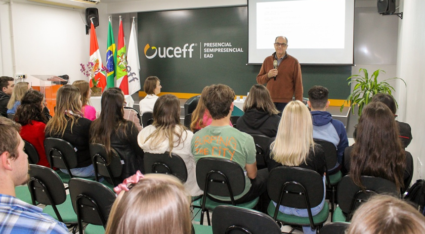 Curso de Biomedicina da Uceff recebe palestra do conselho regional