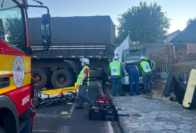 Idosa fica presa nas ferragens em acidente envolvendo carro e caminhão