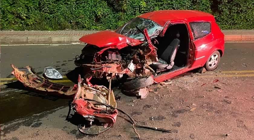 Mulher morre presa às ferragens após gravíssima colisão entre carro e micro-ônibus