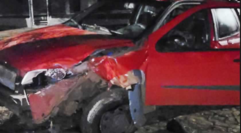 Carro colide em árvore durante a madrugada