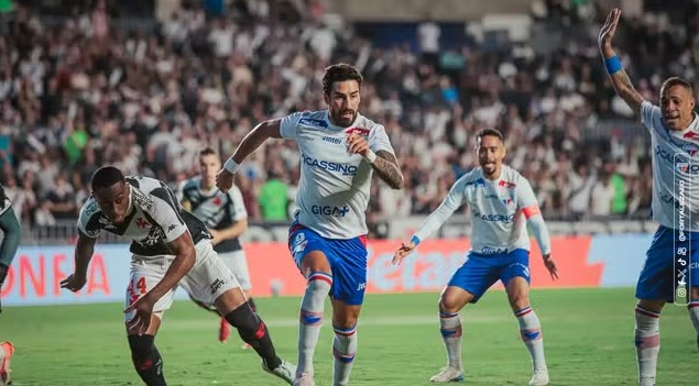 Vegetti faz dois gols, Vasco vence o Fortaleza e sai da zona de rebaixamento