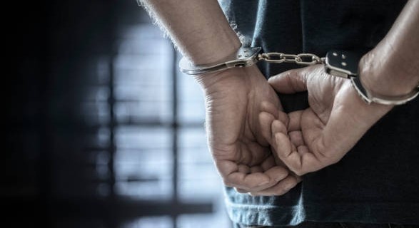 Homem é preso por agredir mãe idosa e irmã