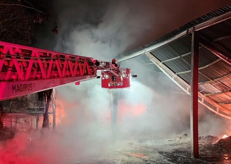 Incêndio de grandes proporções atinge empresa de reciclagem de resíduos têxteis