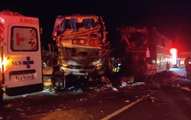 Acidente entre dois ônibus e carreta deixa 5 mortos e 21 feridos na Bahia