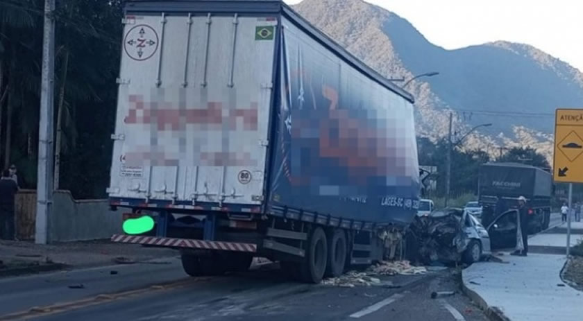 Homens morrem prensados em veículo após caminhão ficar sem freios na SC-418