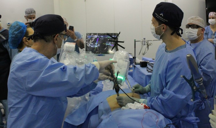 Hospital Mãe de Deus realiza a primeira cirurgia robótica de coluna vertebral do Sul do País