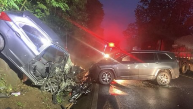 Colisão frontal deixa duas pessoas mortas e motorista ferido na BR-282