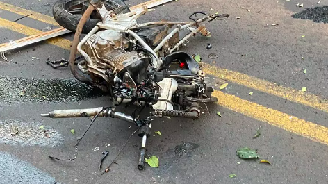 Colisão entre moto, carro e caminhão deixa uma vítima fatal