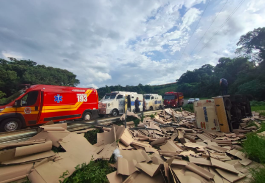 Colisão entre carreta e carro-forte deixa três feridos na SC-135