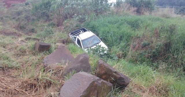 Carro sai da pista na BR-282