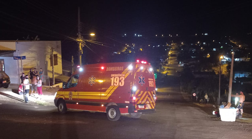 Duas pessoas ficam feridas em colisão entre carro e moto