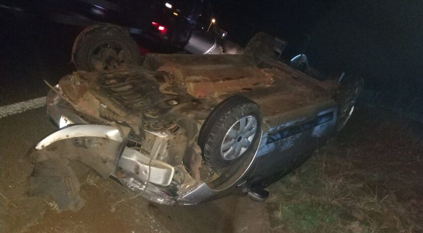 Motorista é autuado por recusar teste do bafômetro após capotamento na SC 157