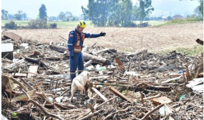 Nova equipe de Bombeiros de SC chega ao RS para apoio aos atingidos pela enchente