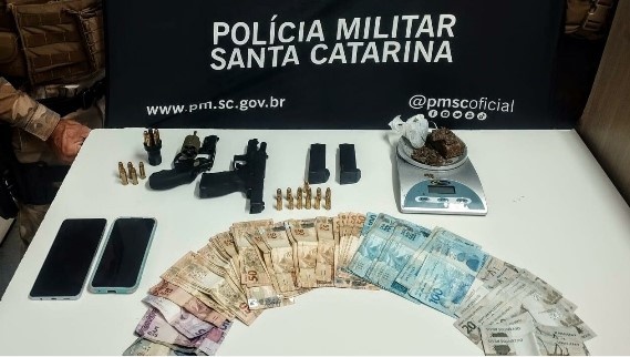 Casal do RS é preso com armas, drogas e dinheiro no Oeste de SC
