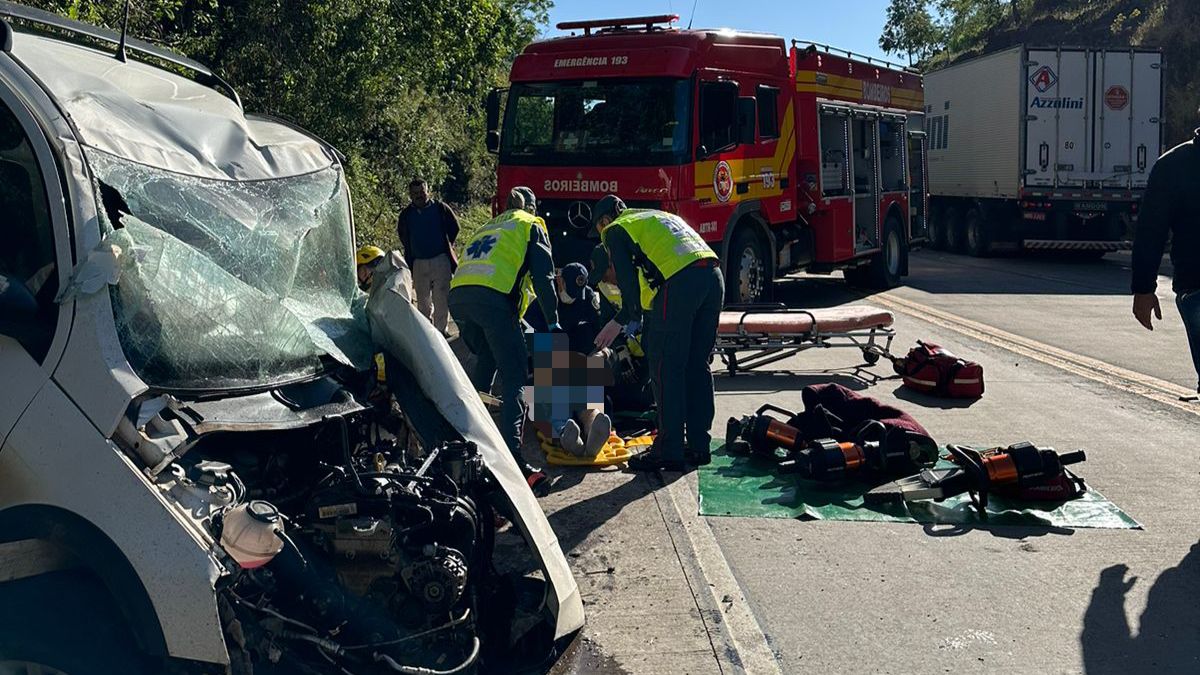 Motorista tenta desviar de terneiro e colide em carreta na BR 163