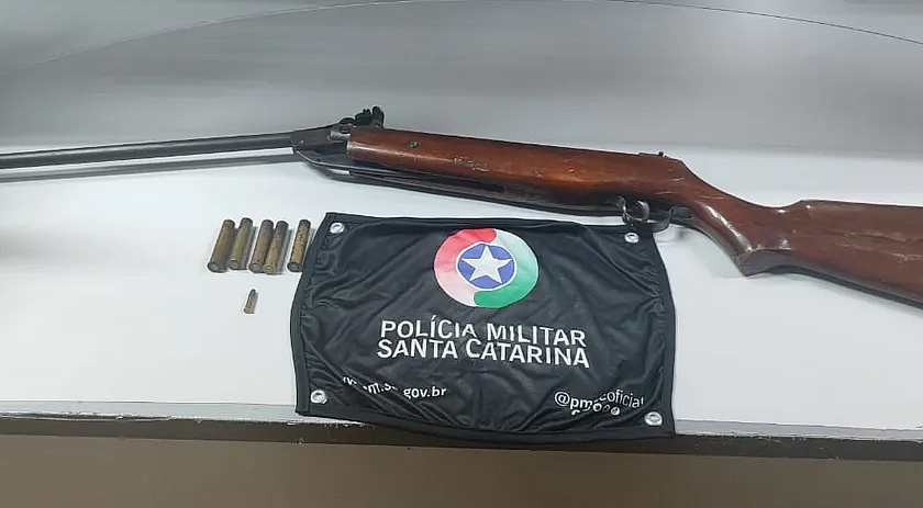 Homem é preso com arma após confusão em bar no interior