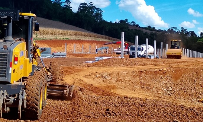 Secretaria de Obras de Guaraciaba trabalha na compactação de aviários e retoma serviços de cascalhamento