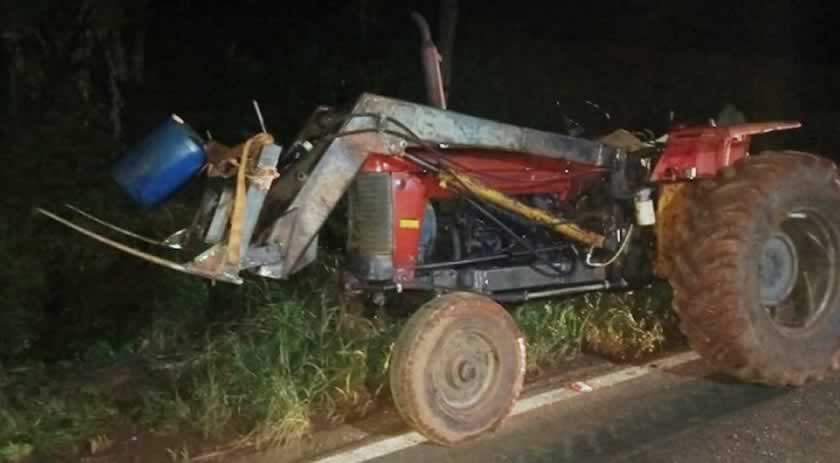 Colisão entre trator e moto deixa homem ferido no interior