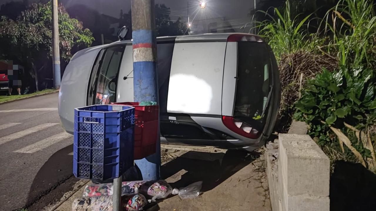 Veículo ocupado por três mulheres capota e se choca contra poste