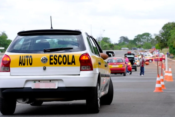 Fim da obrigatoriedade de aulas em autoescolas pode afetar até 270 mil profissionais, diz Feneauto