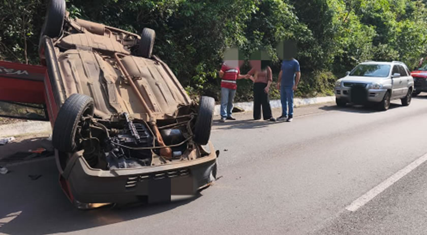 Carro com quatro pessoas capota na BR-282