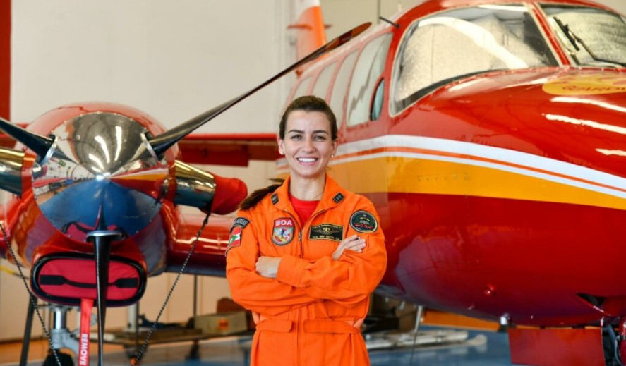 Bombeiro Militar de SC tem a primeira mulher piloto de avião da Segurança Pública do Estado