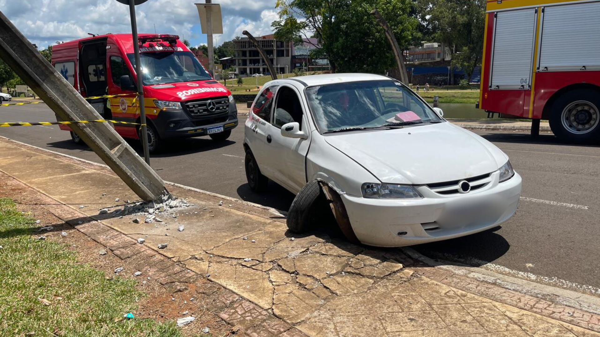 Colisão em poste de energia elétrica mobiliza o Corpo de Bombeiros