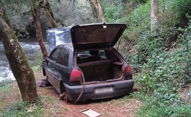 Gol furtado em Campo Erê é encontrado abandonado em área de mata