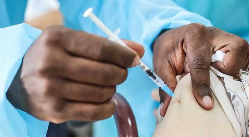 Pessoas com comorbidades podem receber dose da bivalente contra a Covid-19 em SC