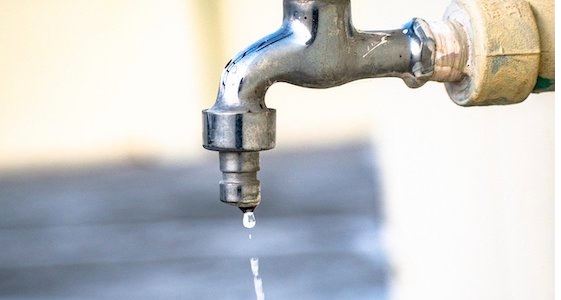 Interrupção de água por débito antigo gera indenização em SC