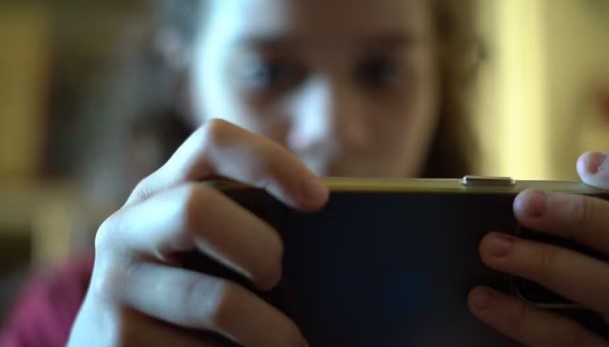 Crianças com celular antes dos 13 têm mais risco de depressão, diz estudo