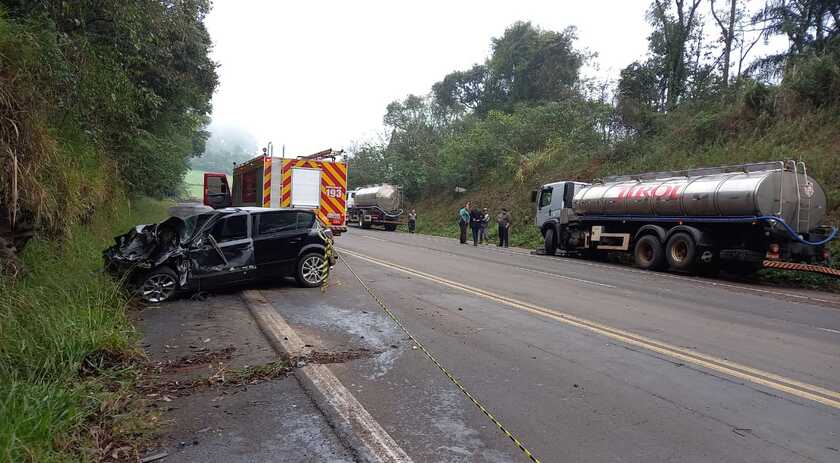 Homem fica ferido em acidente envolvendo carro e dois caminhões
