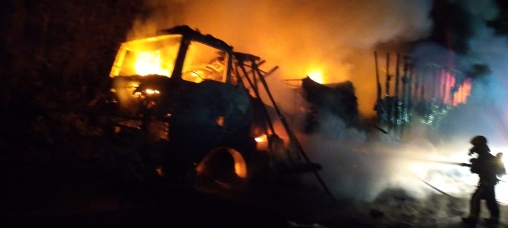 Carreta é destruída por incêndio na BR-153