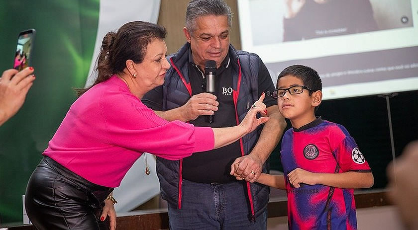 Estudantes com deficiência visual receberão dispositivos de visão artificial em Chapecó