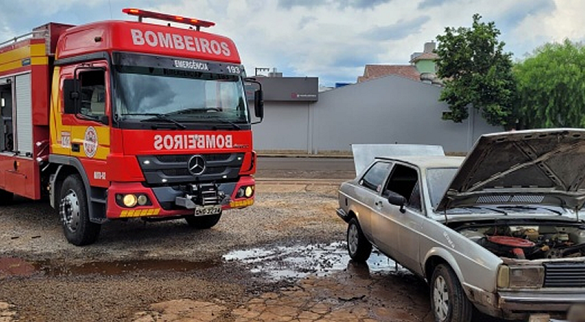 Carro pega fogo no centro e mobiliza Bombeiros